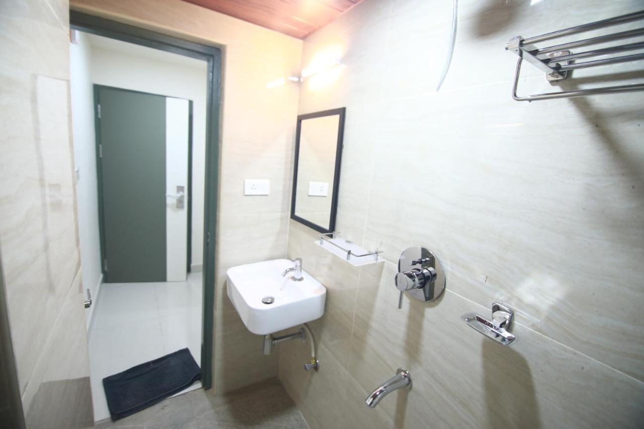 Hotel Royal Blooms Bangalore Eksteriør billede